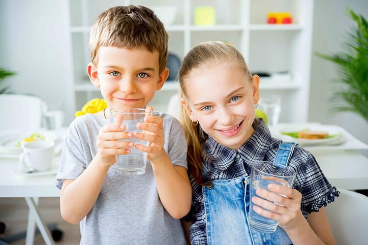 Trẻ em uống nước để giảm nguy cơ béo phì