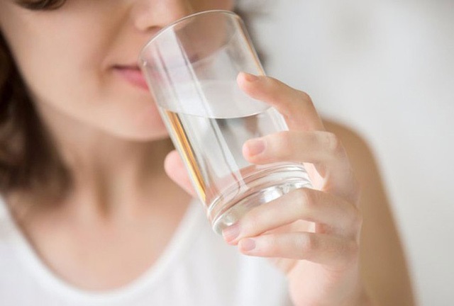 Uống nước không đúng cách: 3 thói quen ảnh hưởng thận và tim