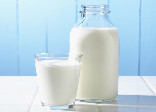 Có nên uống sữa khi bụng đói hay không?
